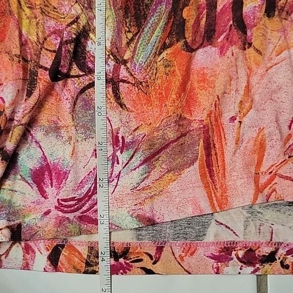 Chico's Women's patterned v neck hi low top top in Size 2 Large - Picture 6 of 6